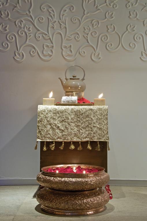 Готель President - Ihcl Seleqtions Мумбаї Екстер'єр фото A small altar with a teapot and candles