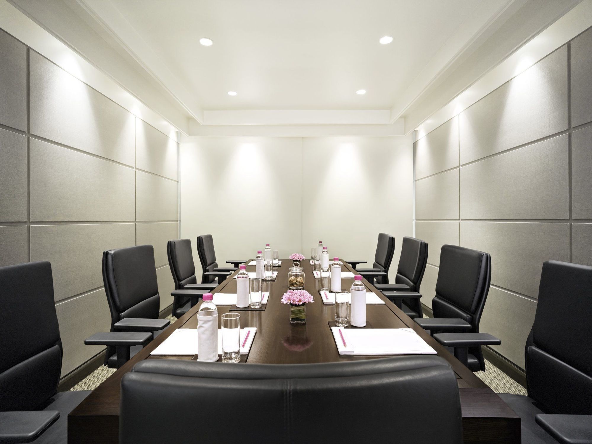 Готель President - Ihcl Seleqtions Мумбаї Екстер'єр фото A boardroom at a hotel