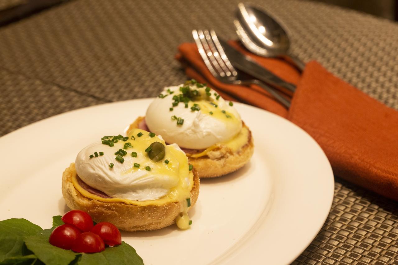 Готель President - Ihcl Seleqtions Мумбаї Екстер'єр фото Eggs Benedict
