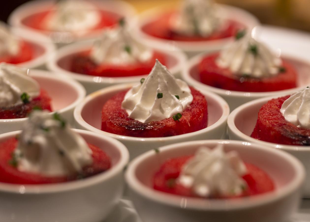 Готель President - Ihcl Seleqtions Мумбаї Екстер'єр фото A strawberry dessert